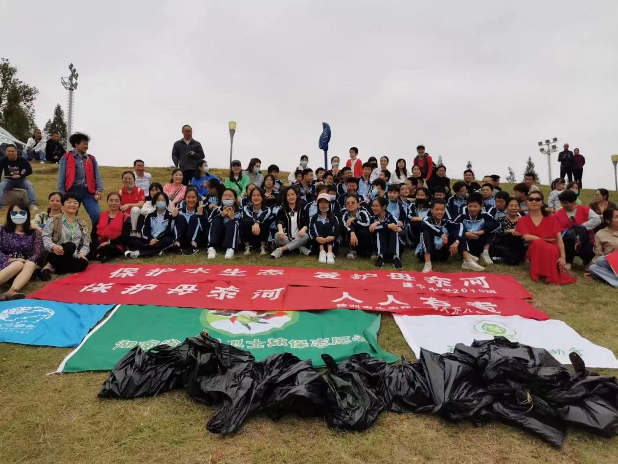 1712044149107077678.jpg 4.2張紀湘和學生們在一起.jpg