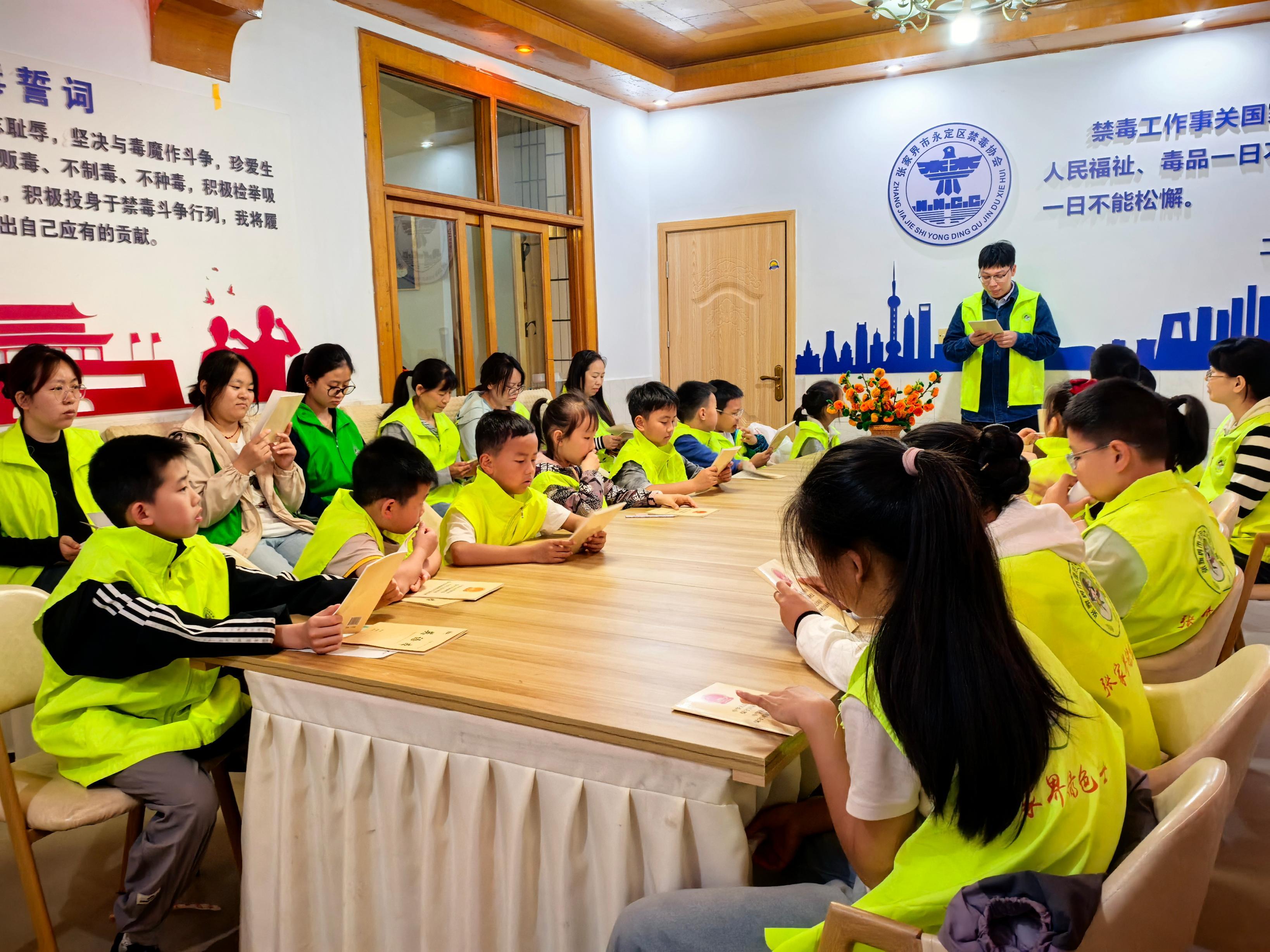 1747104657334072373.jpg 5.12張家界普法宣傳3.jpg