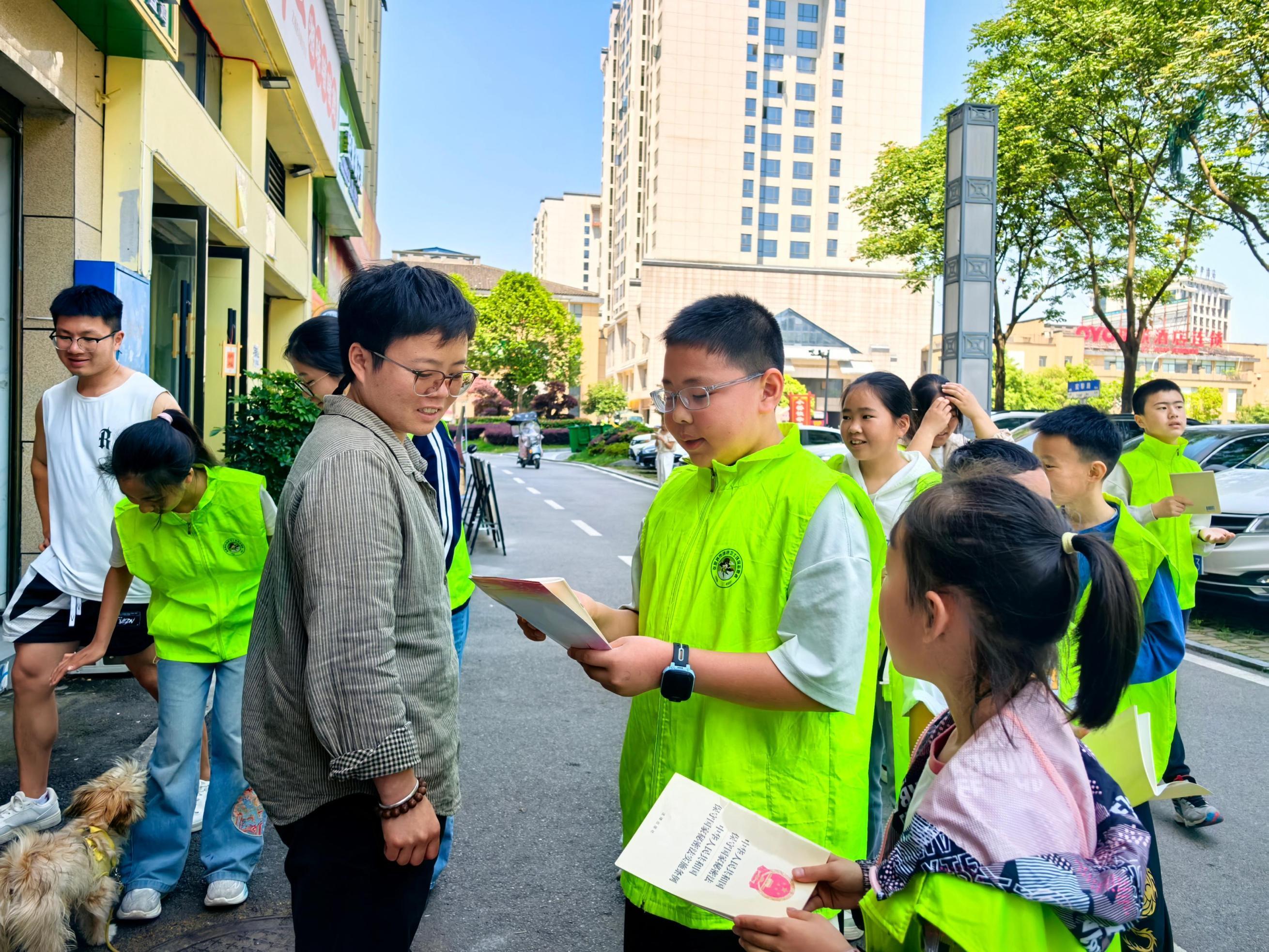 1747104772583008931.jpg 5.12張家界普法宣傳2.jpg