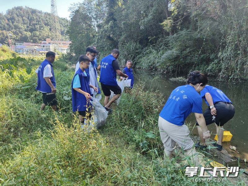 1760062965984070970.jpg 10.10假期我在崗!寧鄉環保志愿者國慶中秋假期服務忙.jpg