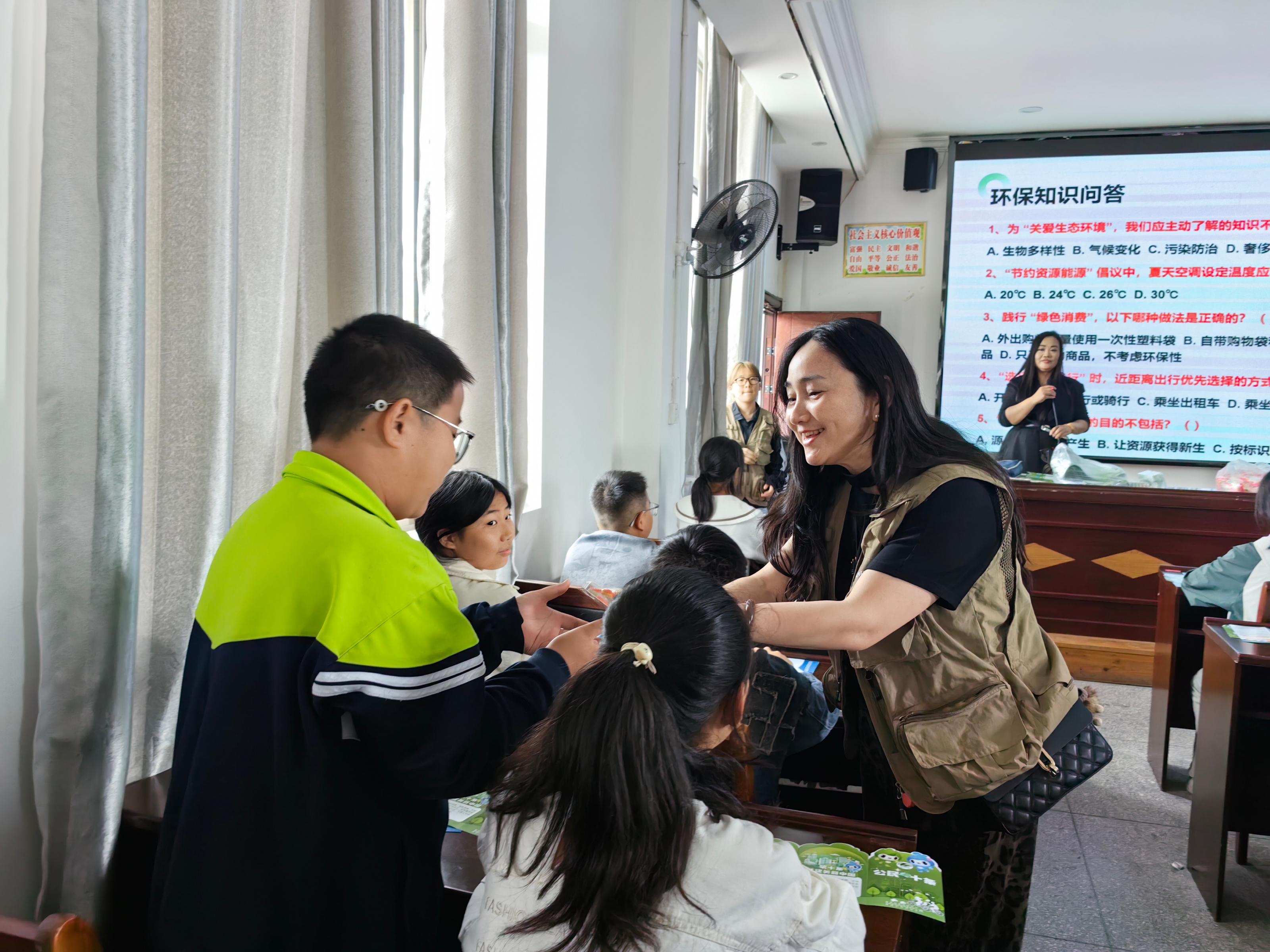 1761122317826004393.jpg 10.22環境普法進校園!溆浦兩校青少年沉浸式解鎖“環保法治課1”.jpg