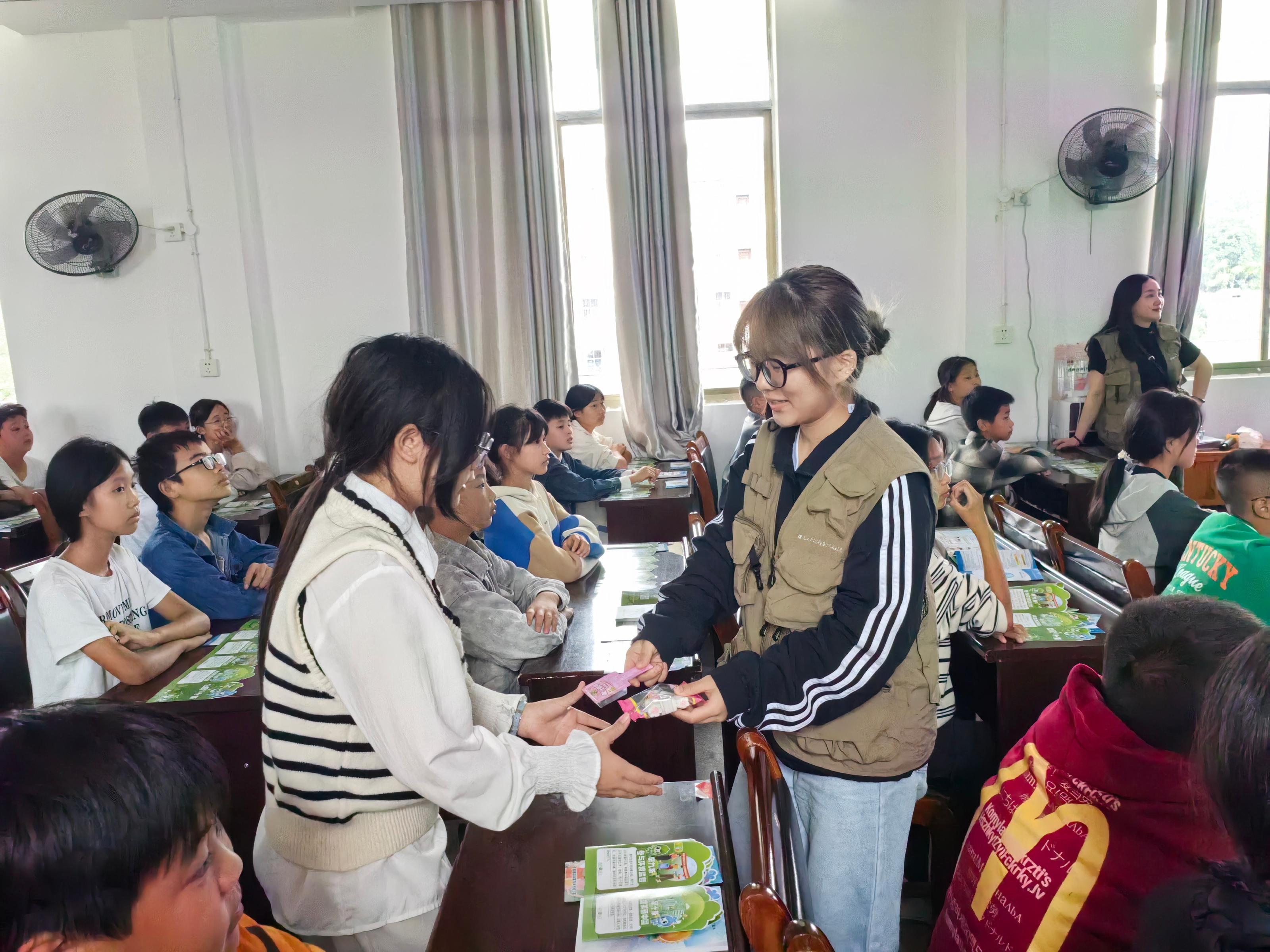 1761122330363023882.jpg 10.22環境普法進校園!溆浦兩校青少年沉浸式解鎖“環保法治課”2.jpg